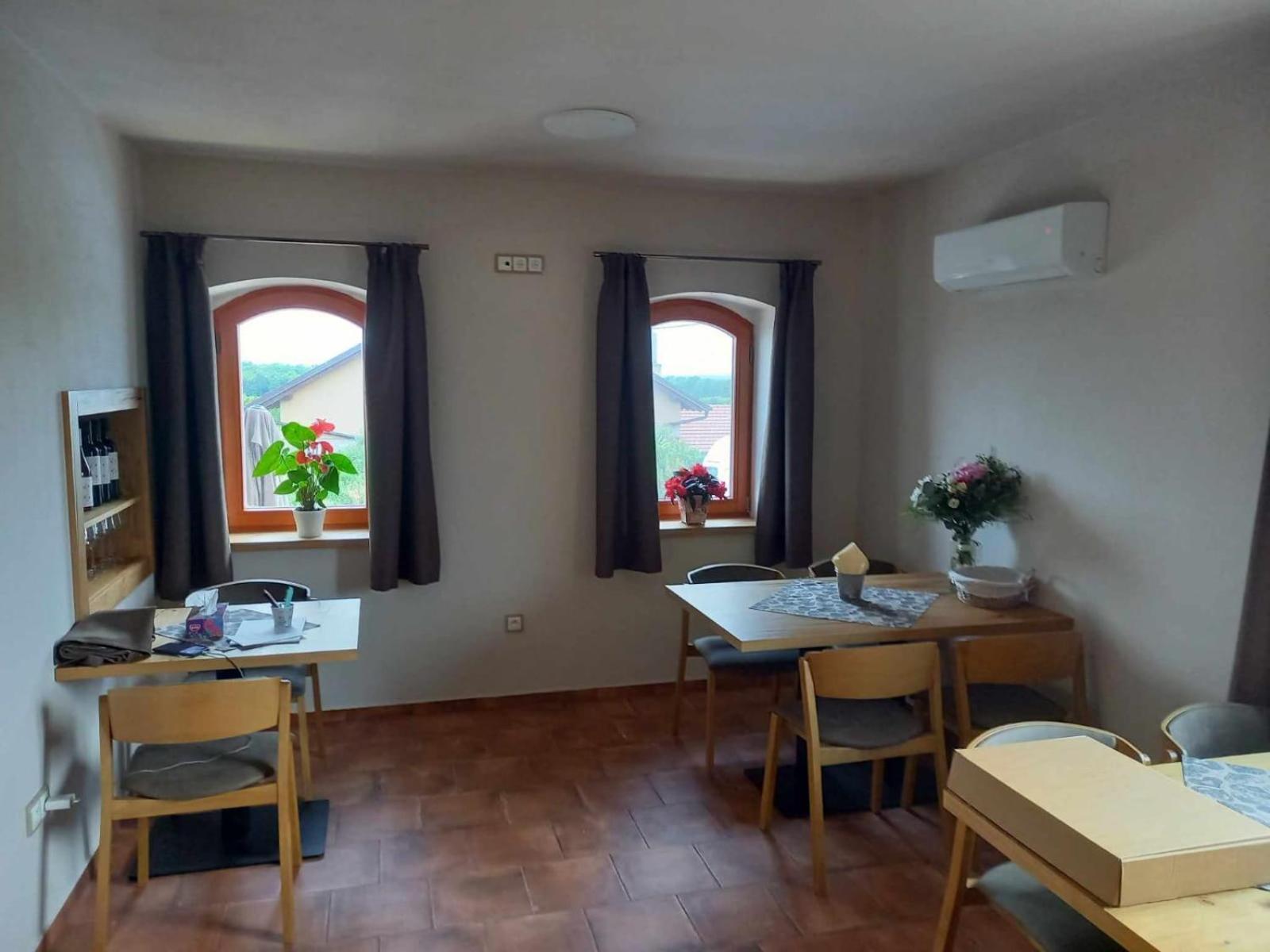 Sklep Vino Strycek Guest House Velke Bilovice Exterior photo